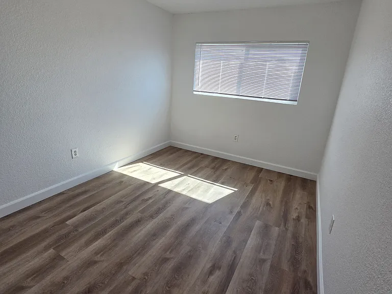 565 Acacia Ave — Photo 9