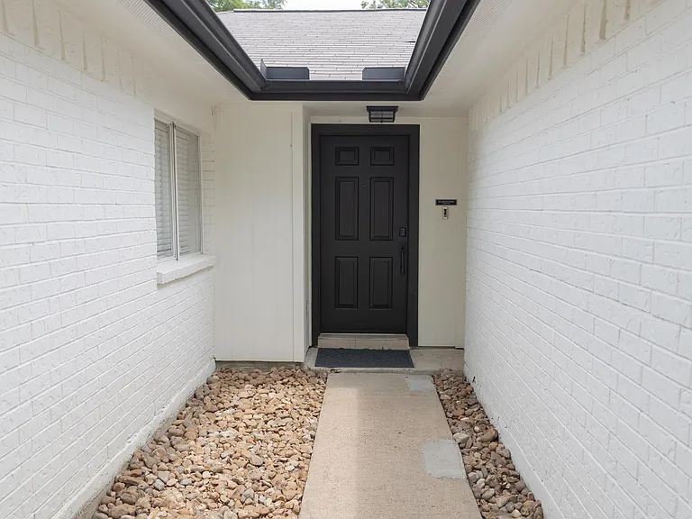 1204 Osborne Dr — Photo 4