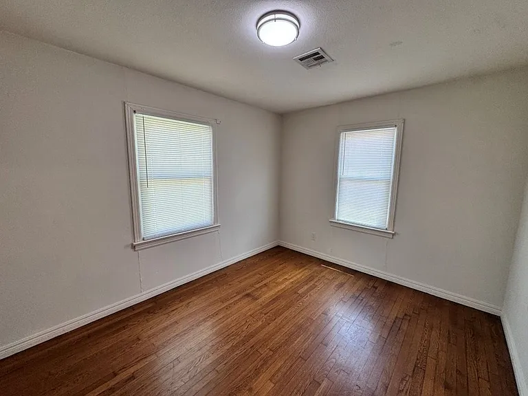 1122 N Flood Ave — Photo 8