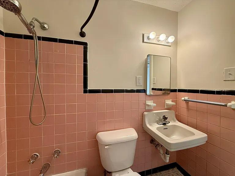 2466 Grinstead Dr — Photo 19