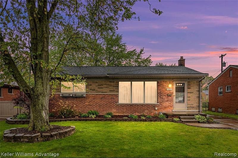 1st image of 32541 Mackenzie Dr