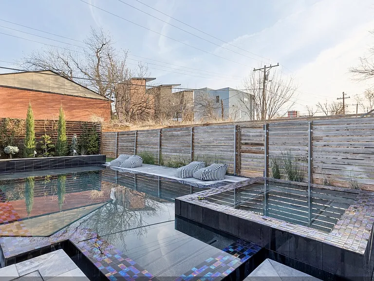 915 NW 8th St — Photo 20