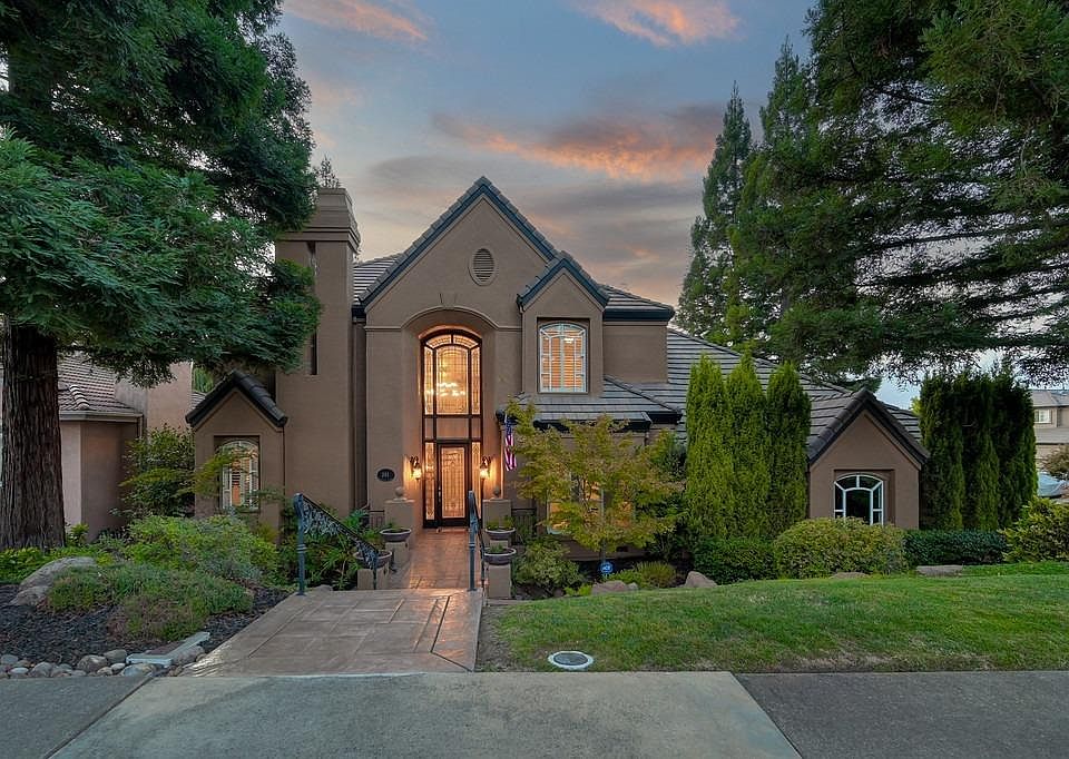 1st image of 261 Cascade Falls Dr