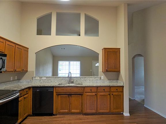 3rd image of 1811 Twin Oaks Dr