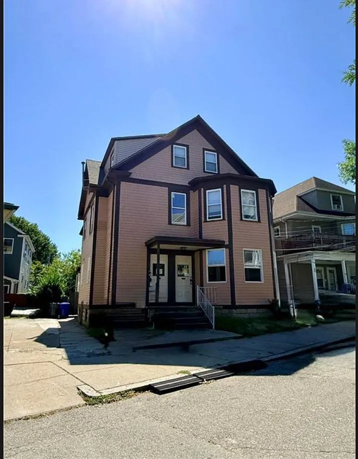 3 bed, 1195 sqft, $2,200 — Photo 1
