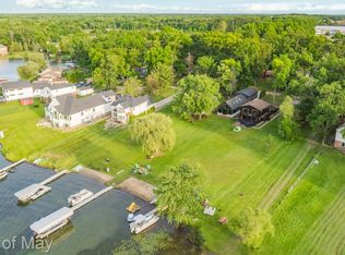 10890 Hillway Dr, White Lake, MI 48386