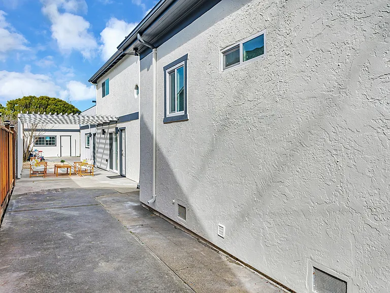 Sideyard, can be use for parkings.