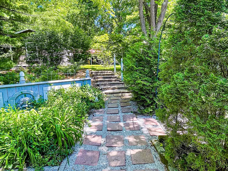 320 Leopole Rd — Photo 33