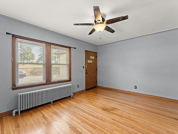 4th image of 829 Brown Ave
