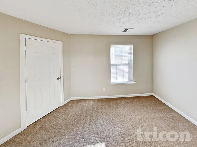 4586 Darrowby Dr — Photo 12