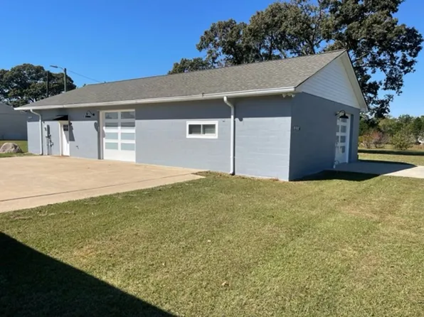 6047 Wayne Memorial Dr E, Pikeville, NC 27863