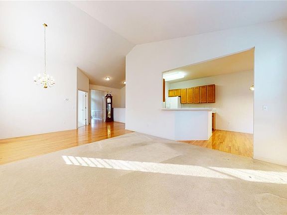 5th image of 295 Lexington Cir