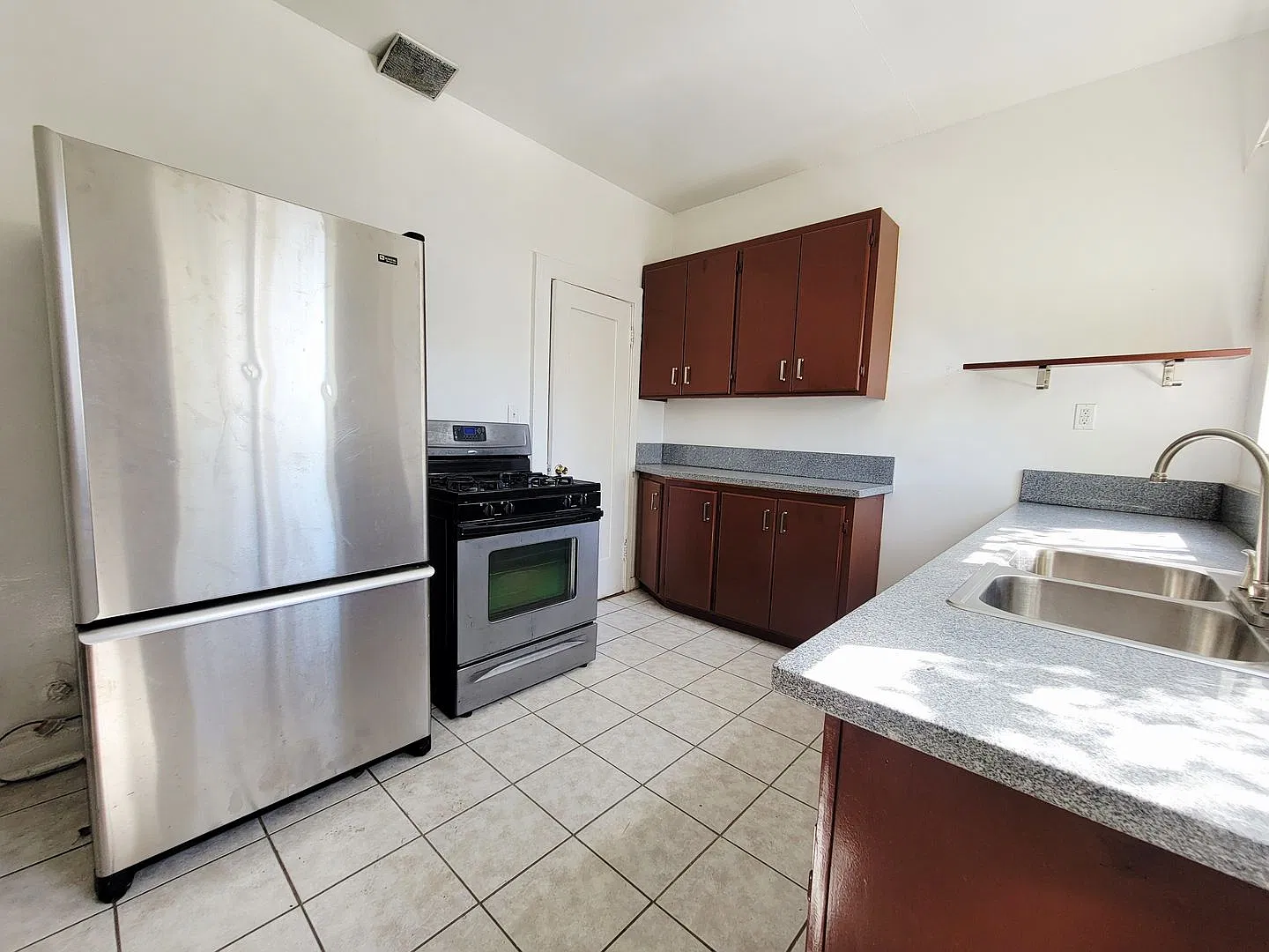 Bright 1- Bedroom 1 Bath Plus Bonus Room! — Photo 3