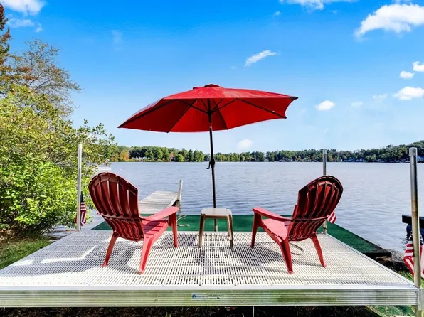 79 7th St, Brimfield, MA 01010