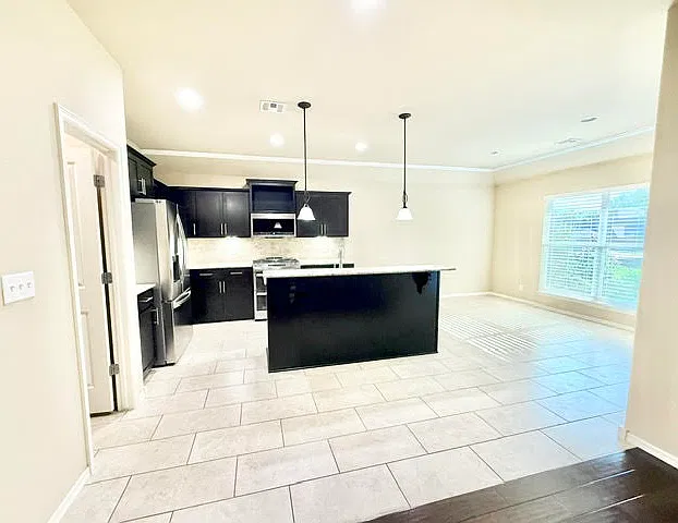 4 bed, 2.0 bath, 2136 sqft, $2,500 — Photo 4