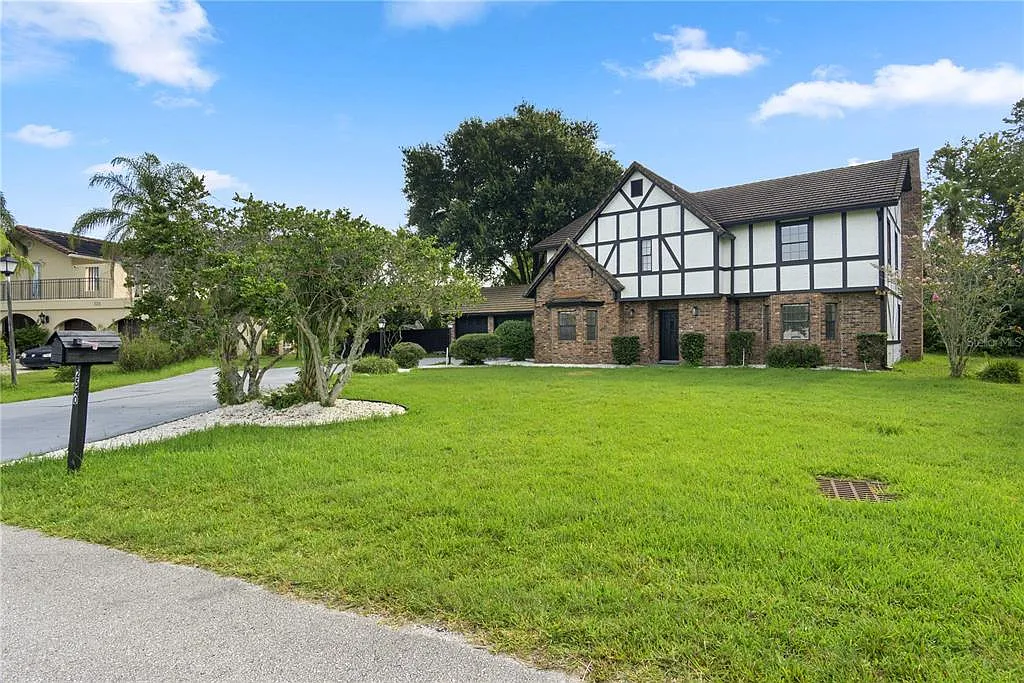6 bed, 4.0 bath, 3817 sqft, $4,000 — Photo 2