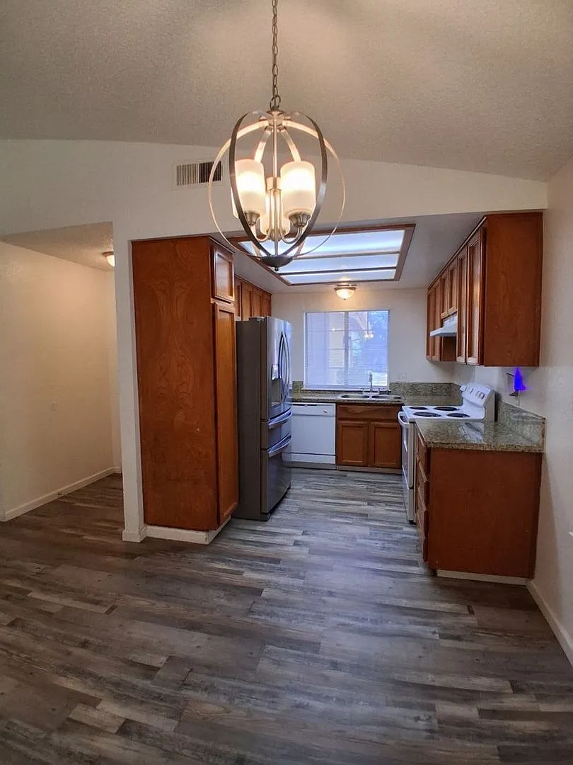 Special: Half Off First Month's Rent! Single Level 3 Br Home W/ 2-Car Garage & Backyard! — Photo 2