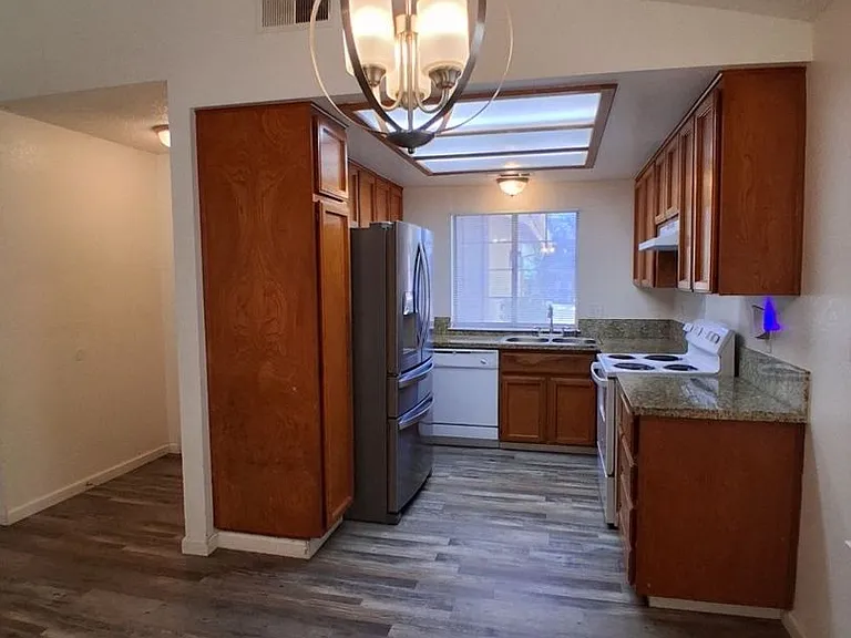 2068 W Magill Ave — Photo 2
