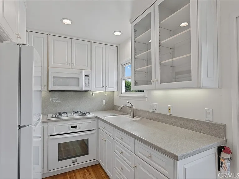 581 Park Ave — Photo 6