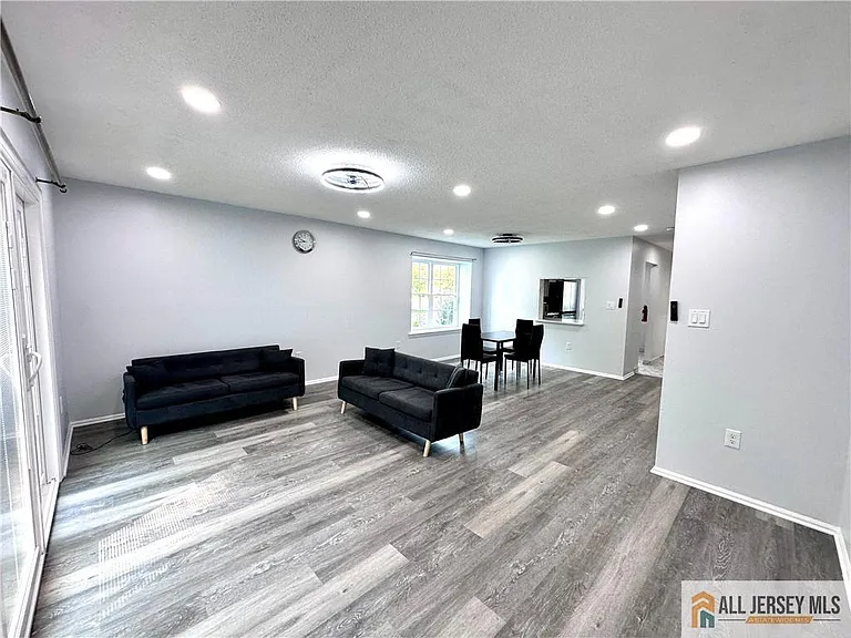 102 Goodwin Dr — Photo 6
