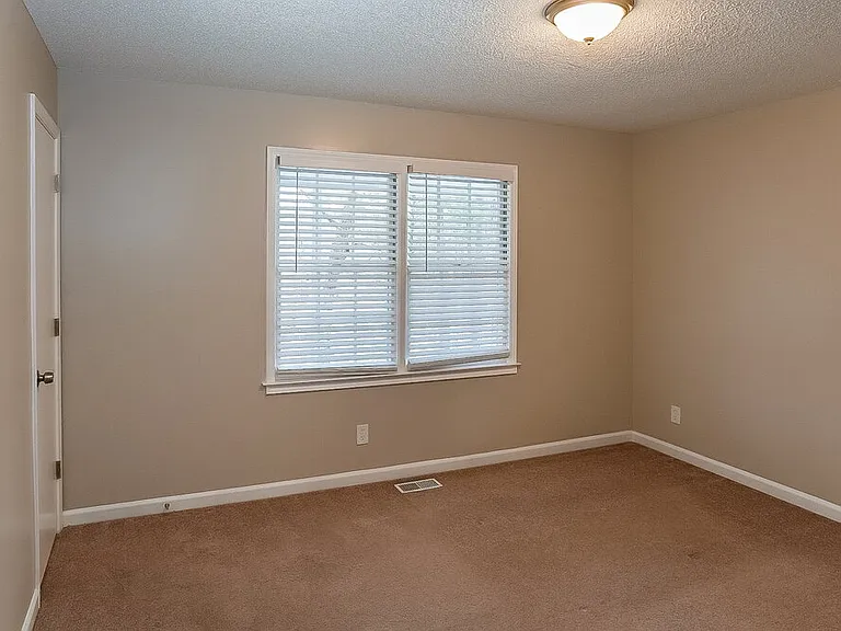 107 Cedar Creek Ct — Photo 15