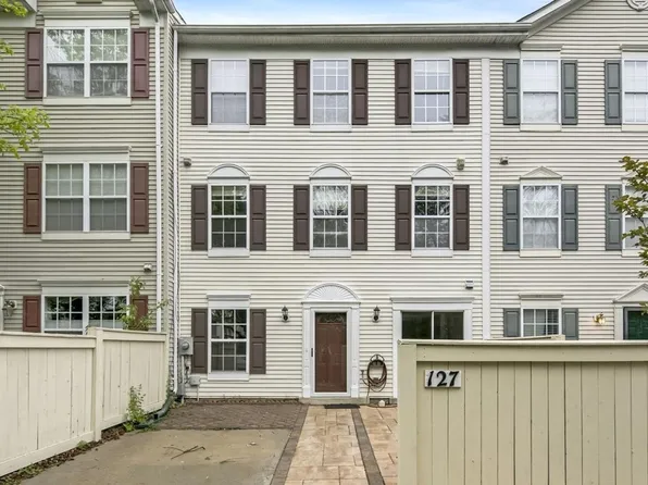 127 Heathfield Dr, Frederick, MD 21702