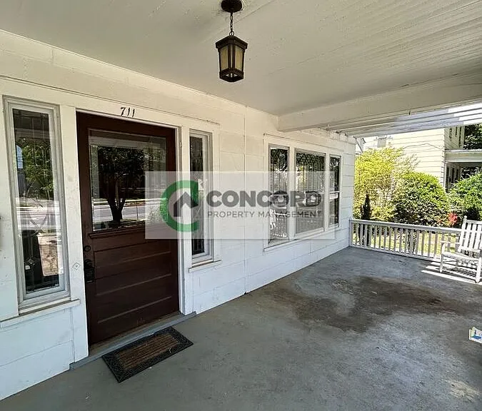 711 Summit Ave #C — Photo 2