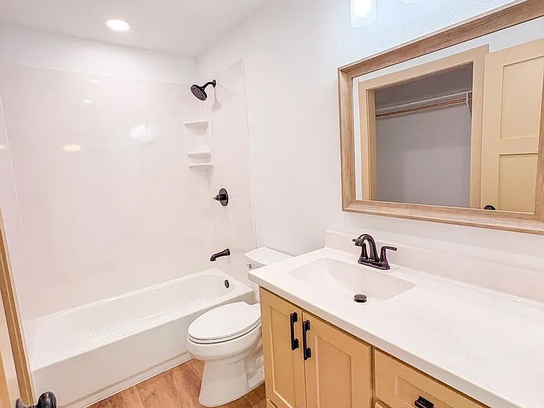 1105 E Navarro Ave — Photo 13