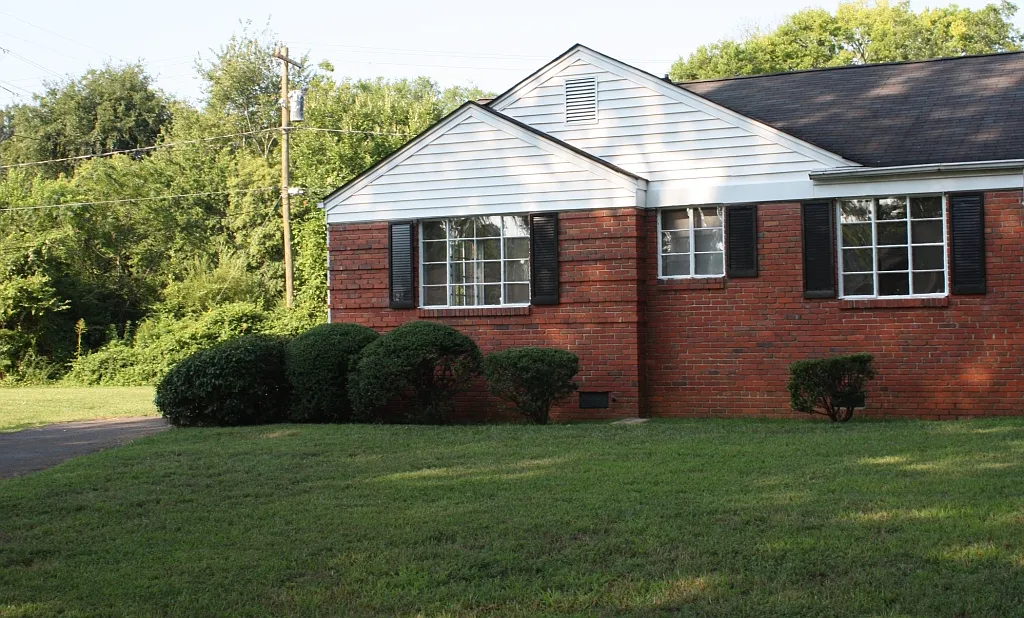 3 bed, 933 sqft, $1,815 — Photo 1