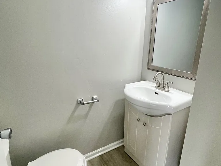 1721 E Roosevelt Rd #4 — Photo 9