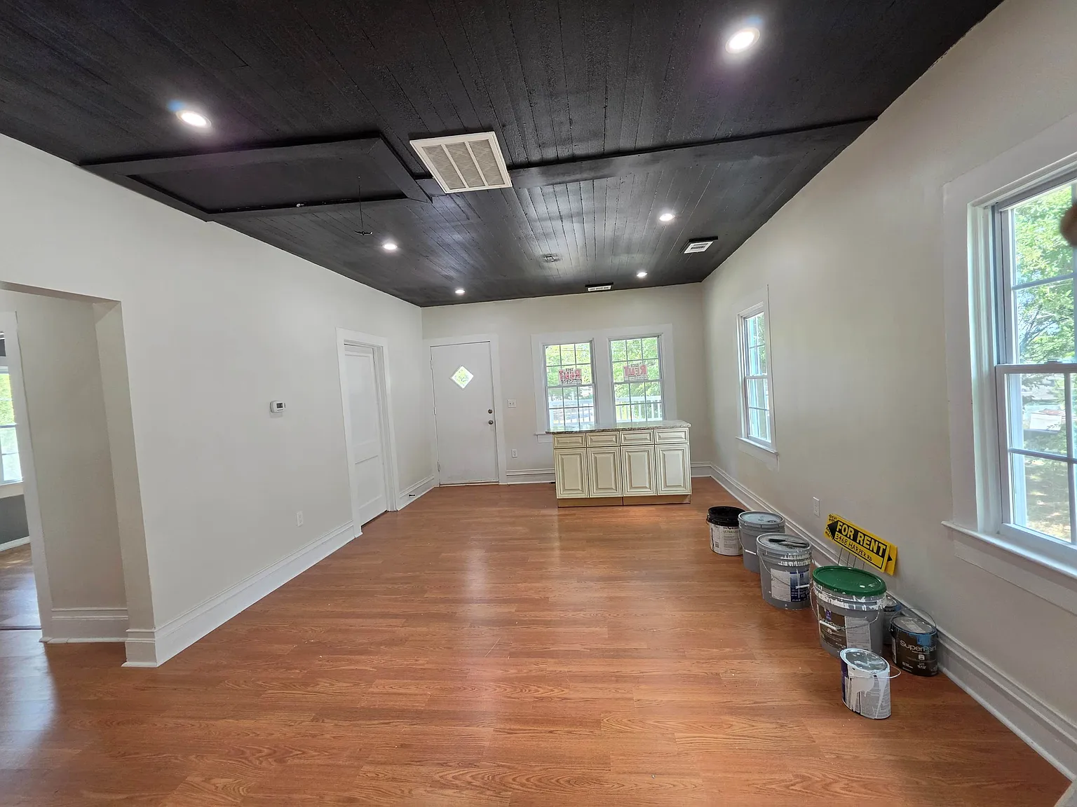 3 bed, 1000 sqft, $1,350 — Photo 3