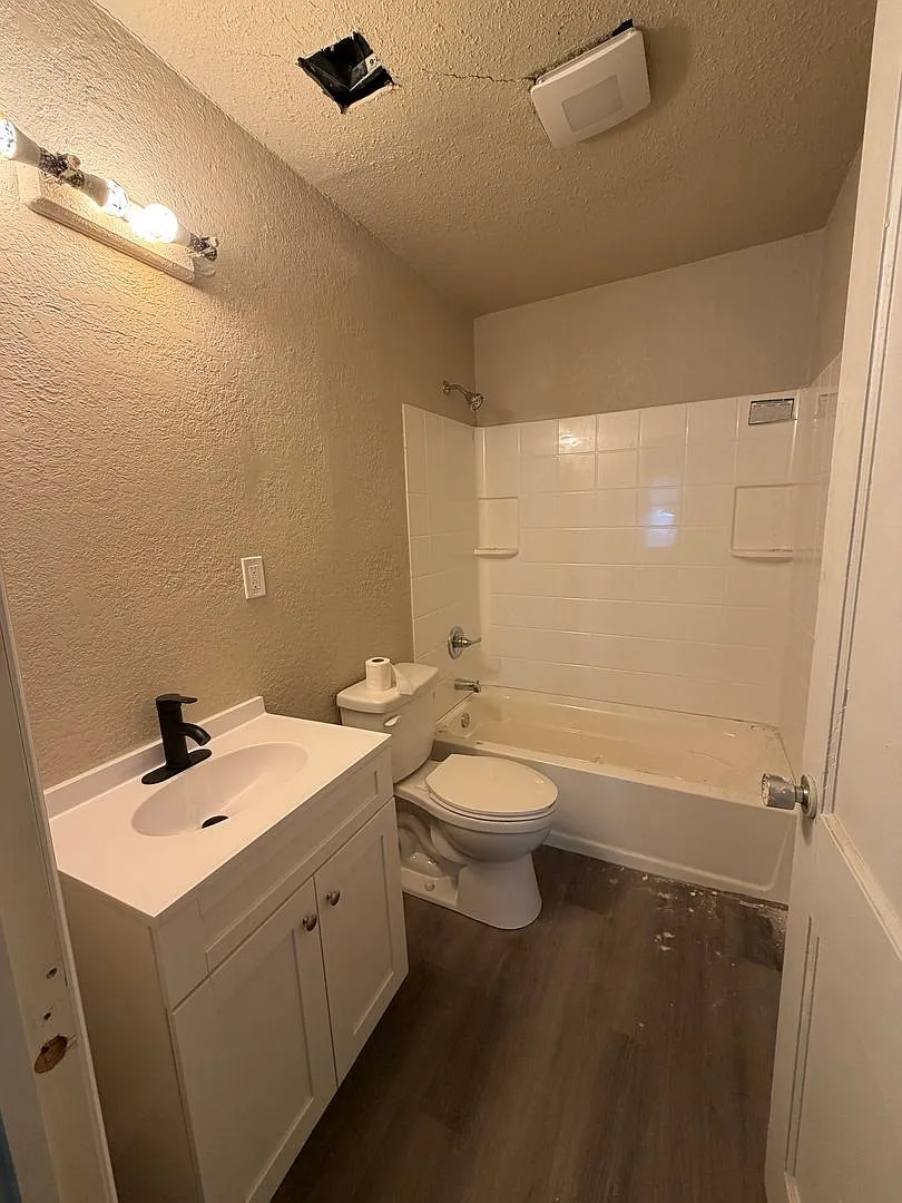 2 Bedroom 1 Bath Home + Office For RENT! — Photo 4