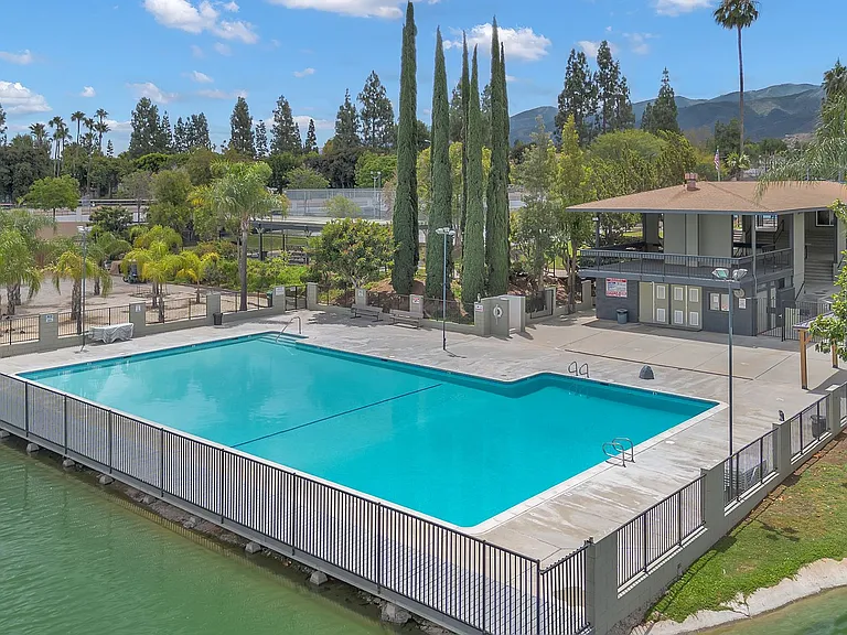 1428 Camelot Dr — Photo 4