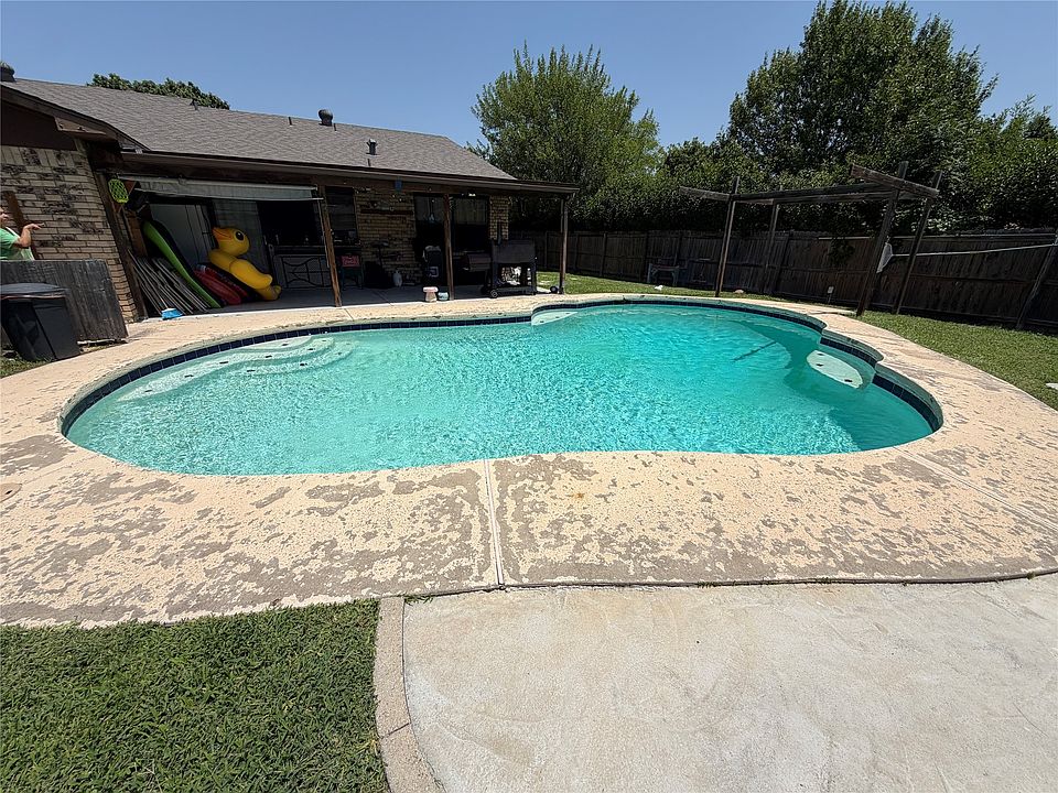 1st image of 413 Hemlock Dr