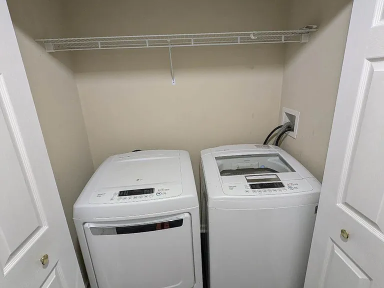washer/dryer included
