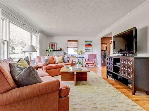 5th image of 5 Larkspur Ln