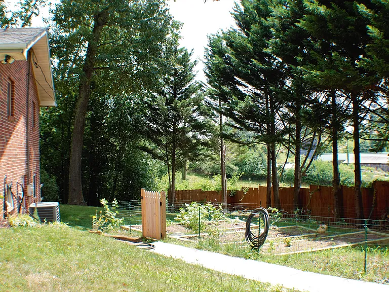 108 Valley View Rd — Photo 7