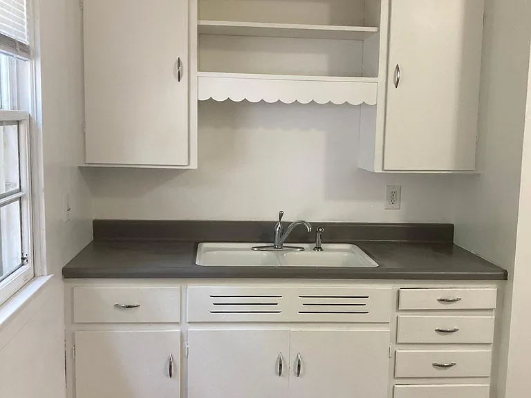 810 Spring St — Photo 3