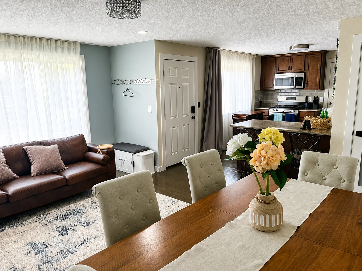 4 bed, 2332 sqft, $5,500 — Photo 3