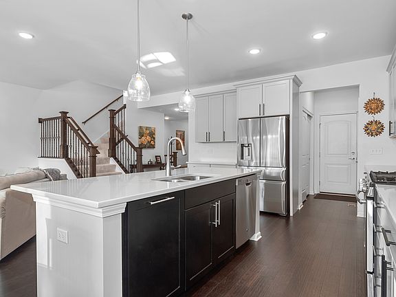 5th image of 716 Riverbank Dr