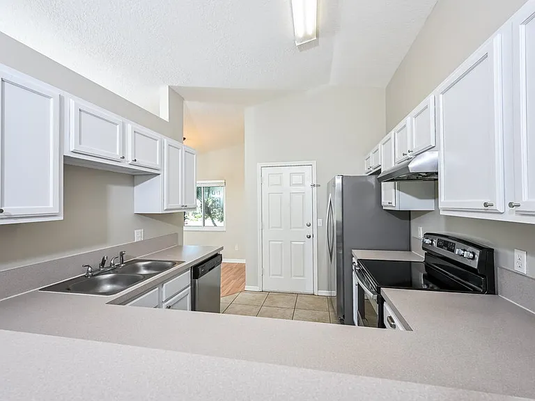 1323 Hillview Dr — Photo 8