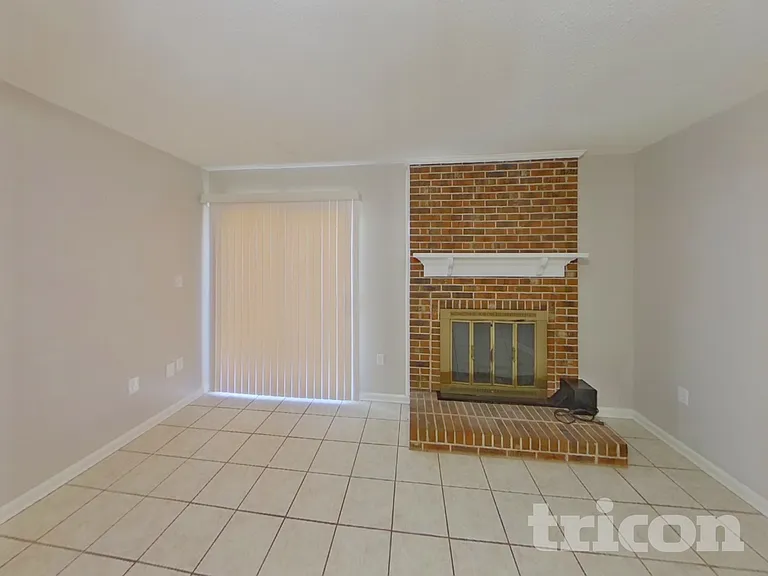 7400 Palmetto Ct — Photo 2