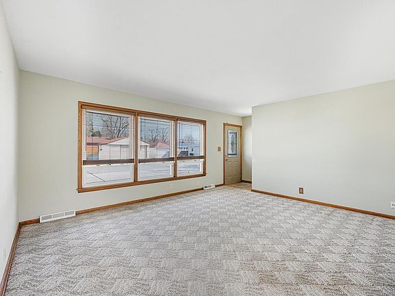 5th image of 2417 Dombrowski BOULEVARD