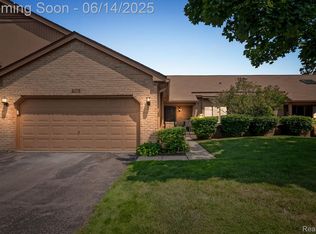 2175 London Bridge Dr, Rochester, MI 48307