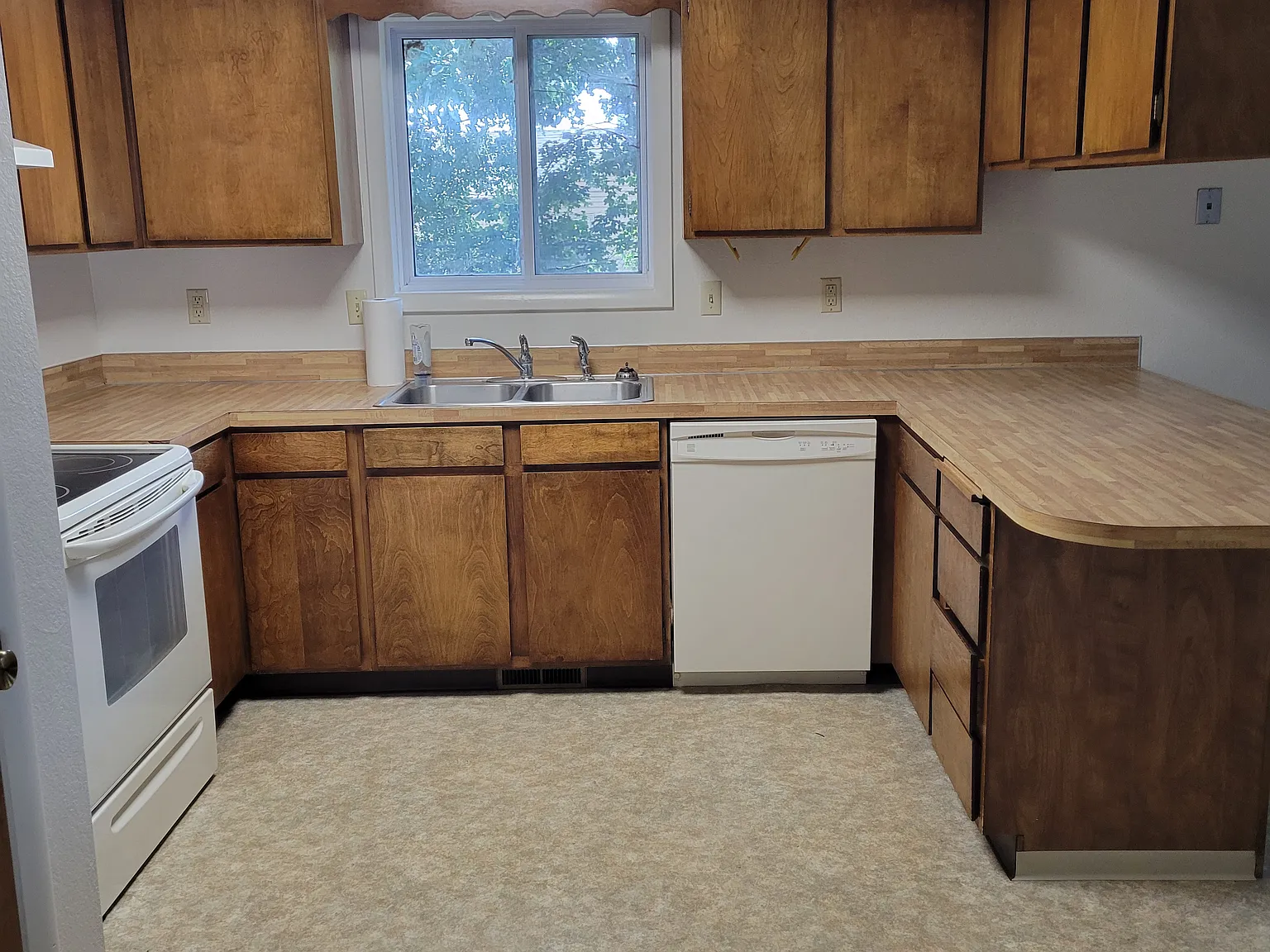 3 bed, 2.5 bath, 2326 sqft, $2,000 — Photo 2