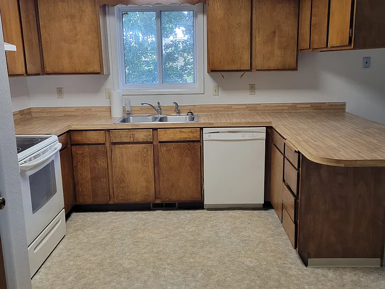 2425 Wildflower Dr — Photo 2