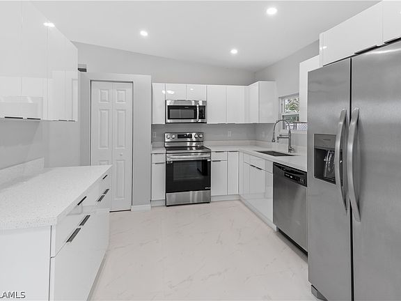 5th image of 2100 NE 14th Pl