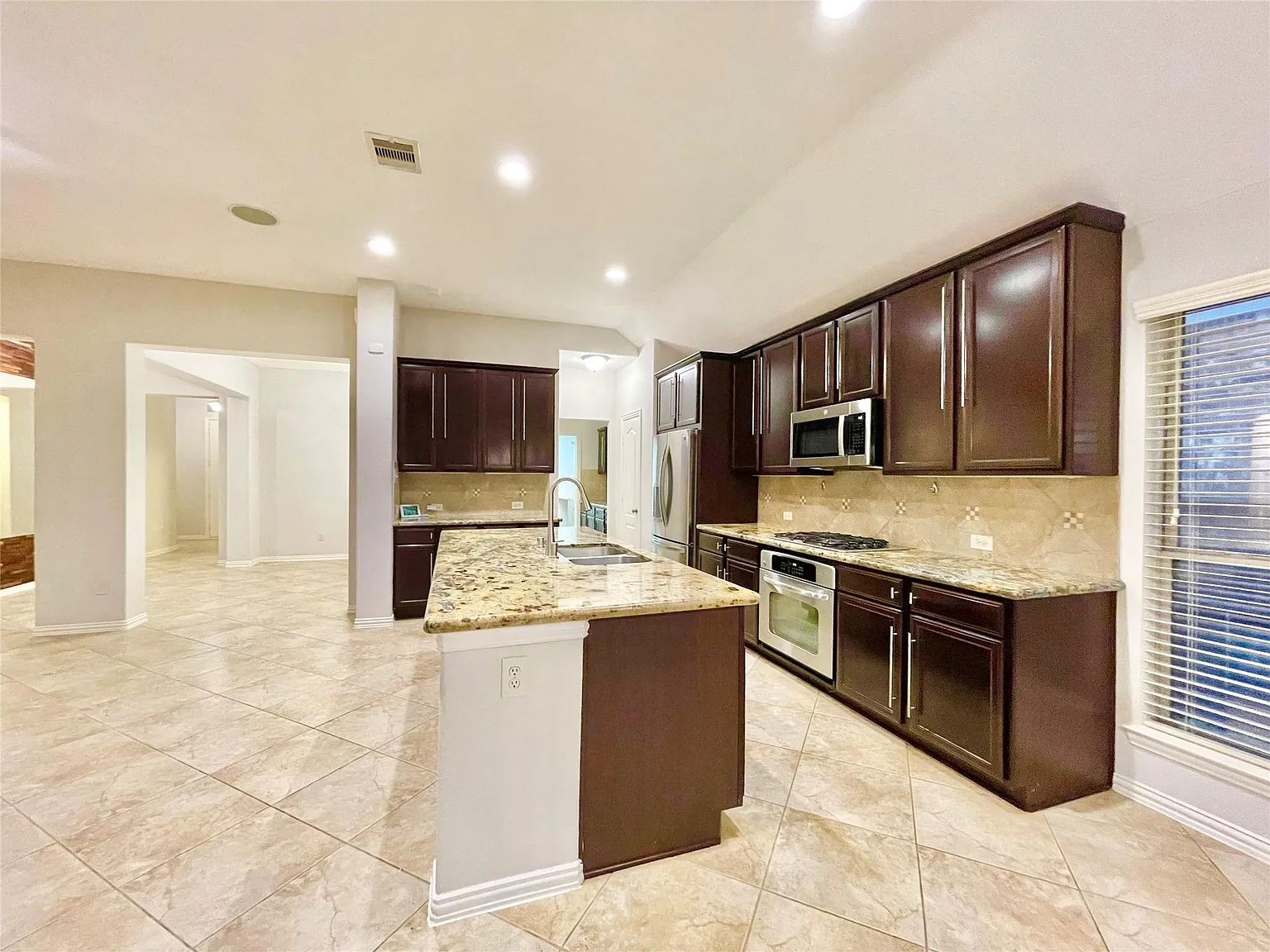 4 bed, 2.5 bath, 2325 sqft, $2,500 — Photo 3