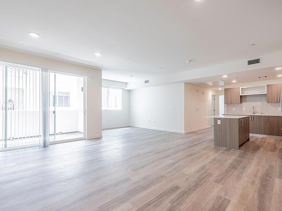 5th image of 11616 Burbank Blvd #304