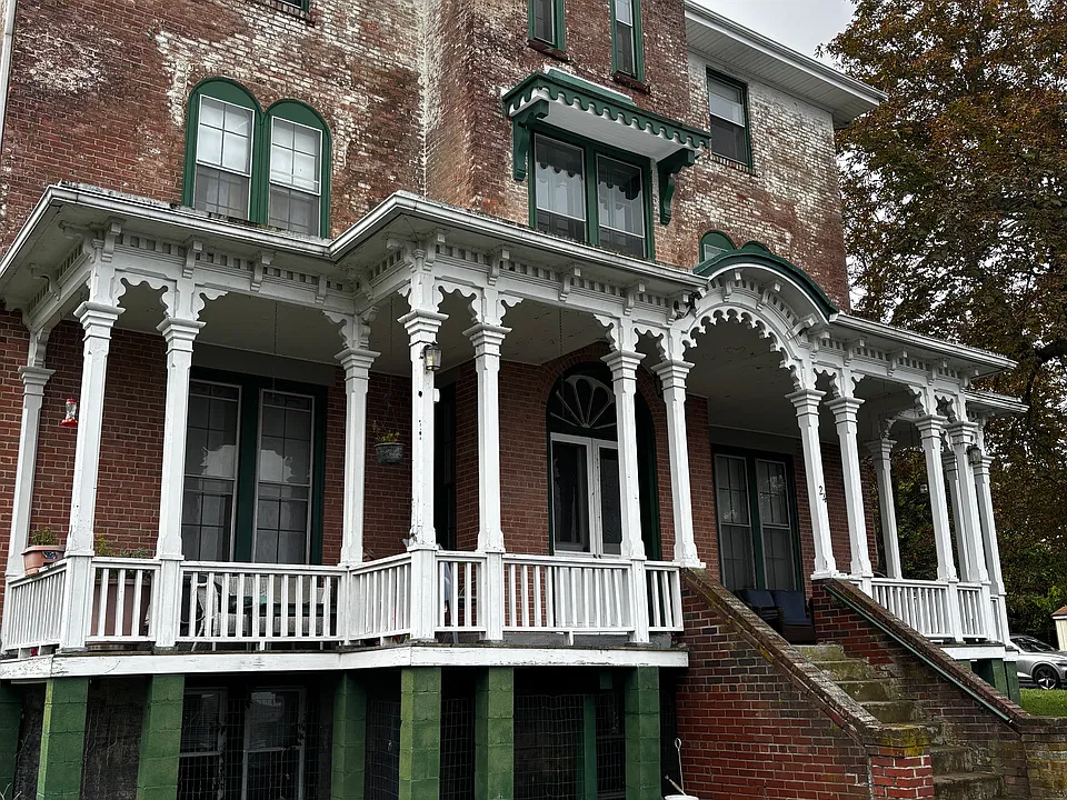 26 Grandview Ave #B